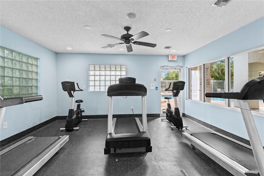 Building Photo - 7464 Pinewalk Dr S