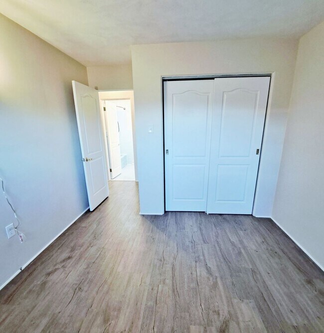 Building Photo - 3 Bed / 1-1/2 Bath Single Family Home w/ 2-Car Garage