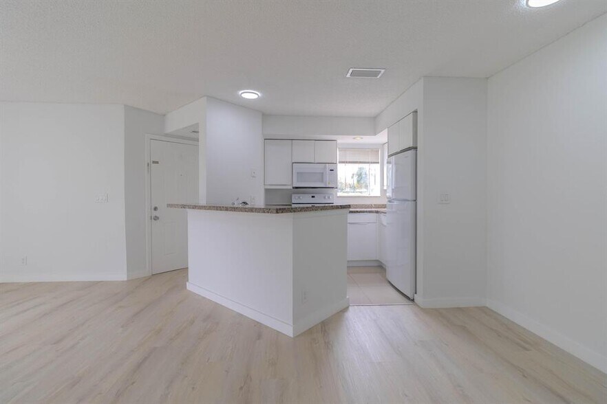 Building Photo - 3350 Pinewalk Dr N