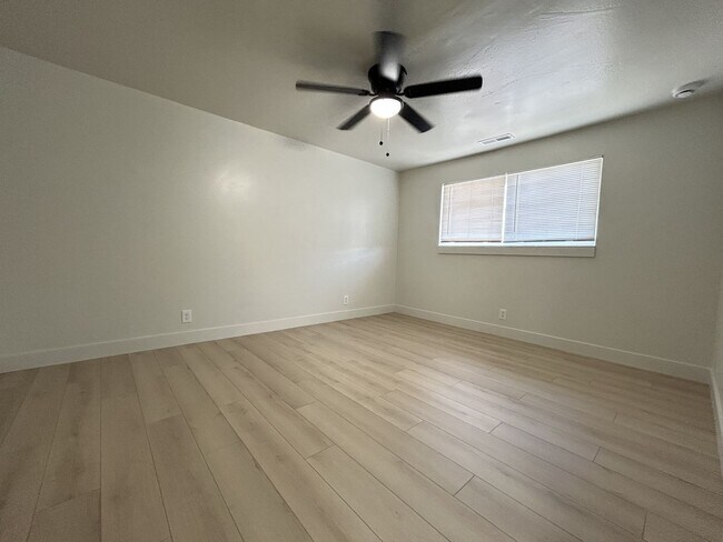 Building Photo - Beautiful 2 Bedroom 1 Bathroom Apartment *...