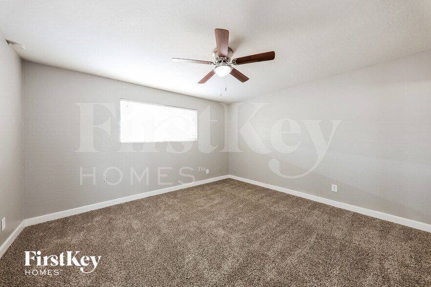 Building Photo - 4628 W Vogel Ave