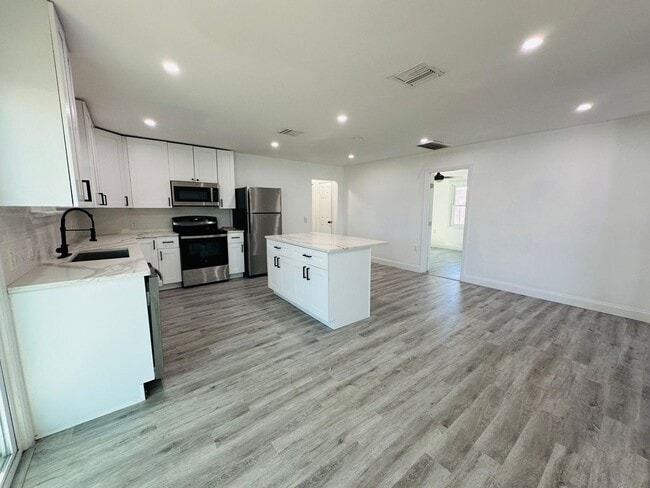 Building Photo - Charming 3 Bed, 2 Bath Oasis: Minutes from...