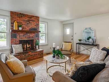 Building Photo - 2 Bed and 1 bath charming and move-in-ready home