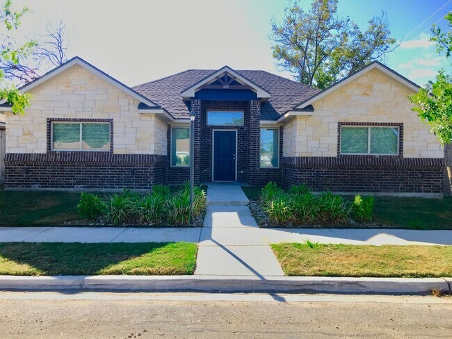 Primary Photo - Contemporary 4/4.5 House in the Baylor Bub...