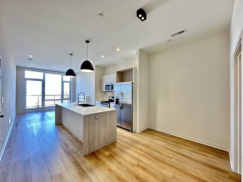 Building Photo - 6340 W Belmont Ave