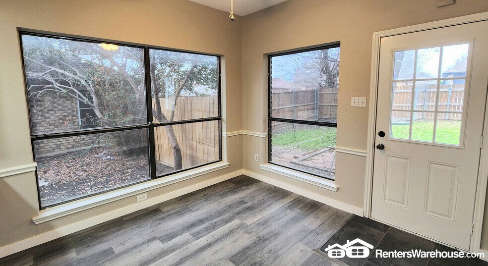 Building Photo - 1542 Glenmore Dr