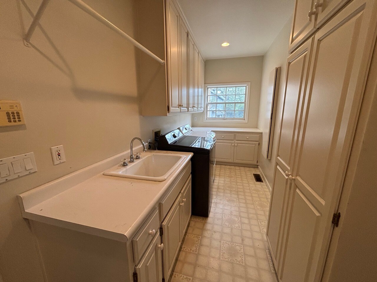 Building Photo - 740 Oak Crest Cir
