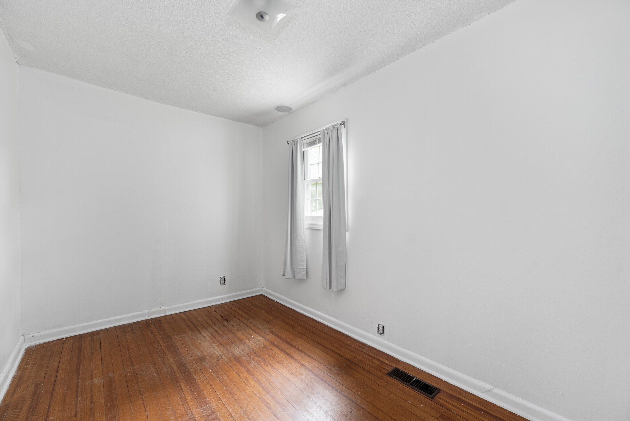 Building Photo - 387 Woodlawn Ave