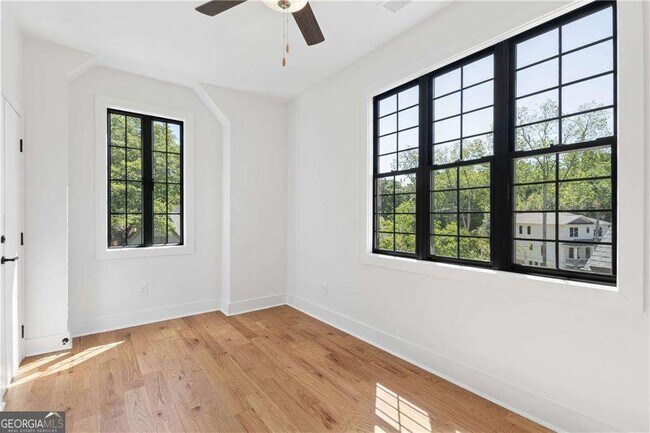 Building Photo - 1385 Sylvan Cir NE