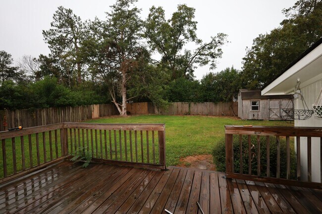 Building Photo - 608 S College St