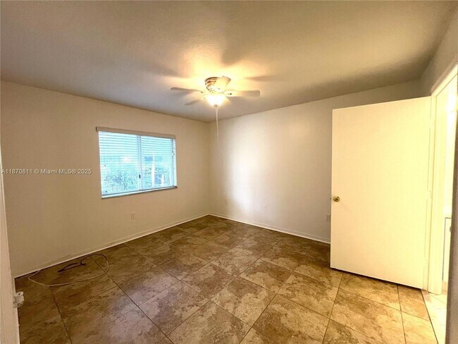 Building Photo - 1240 SE 28th Ct
