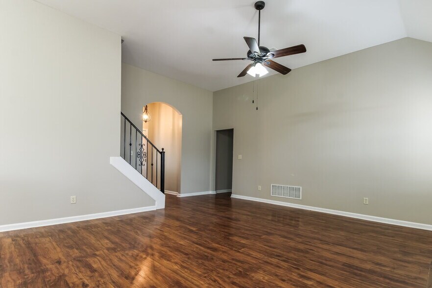 Building Photo - 3080 Greenhouse Dr