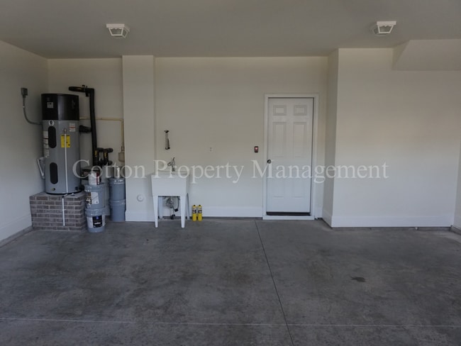 Building Photo - 33 Meon Ln