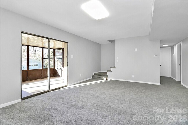 Building Photo - 526 Julia Ave