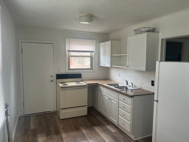 Building Photo - RARE CARSON LANE DUPLEX AVAILABLE