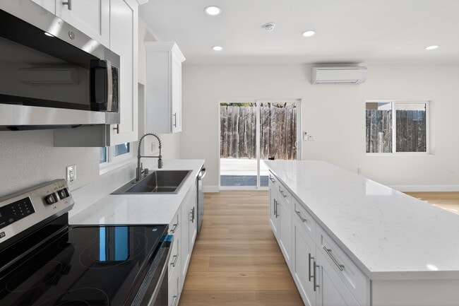 Building Photo - 8090 Flanders Dr