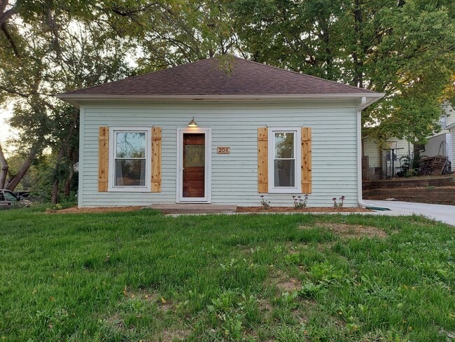 Building Photo - 204 S Hazel St
