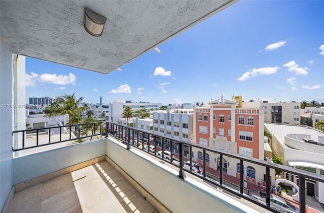 Building Photo - 720 Collins Ave