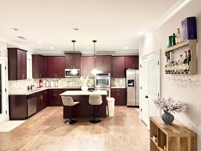 Building Photo - 819 Burch Creek Dr