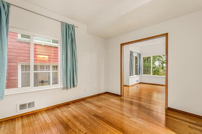 Building Photo - 1 Bedroom Apartment Next To Cal Anderson Park! *Utilities and Garage Parking Included!*