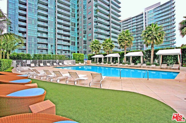 Building Photo - 13700 Marina Pointe Dr