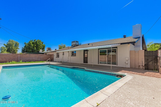 Building Photo - 1102 E Alameda Dr