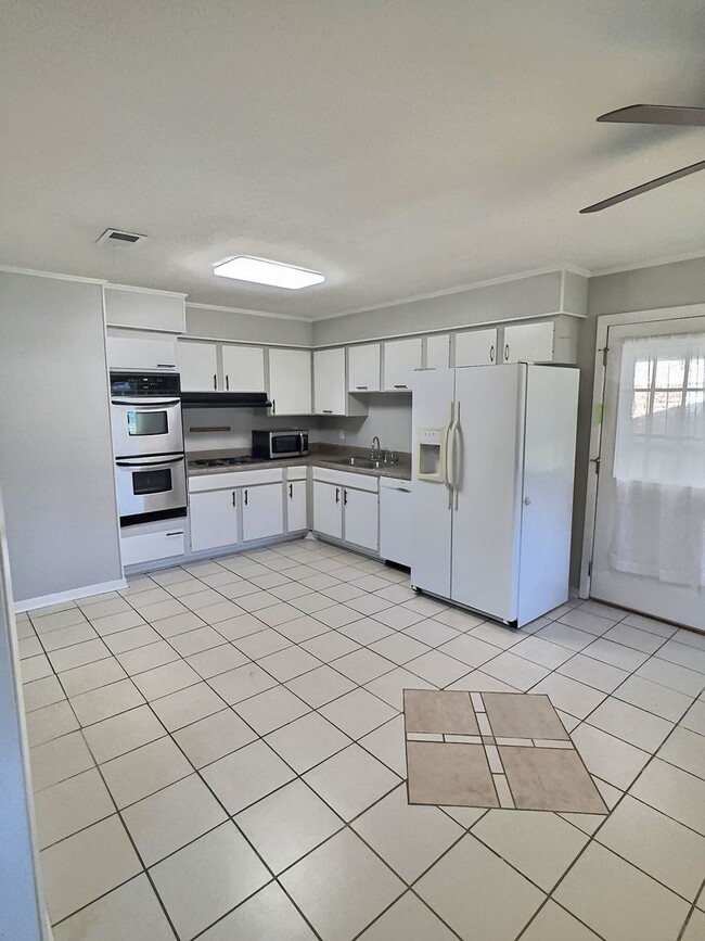 Building Photo - 3 Bedroom 1.5 Bathroom home in Ocean Springs School District