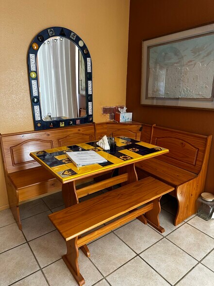 Dining room - 49174 Wayne St
