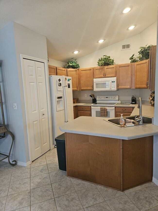 Building Photo - 2 BEDROOM 2 BATH HOME IN  PELICAN BAY GATED COMMUNITY