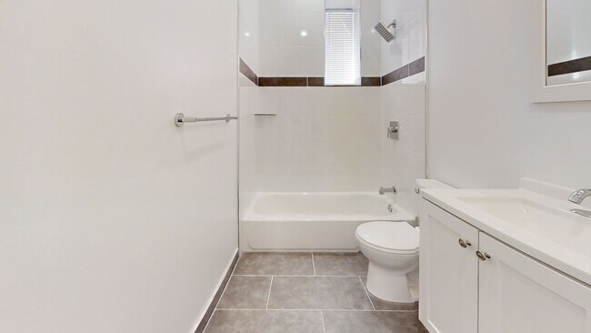 Building Photo - Modern & Renovated 1BD 1BA Apartment