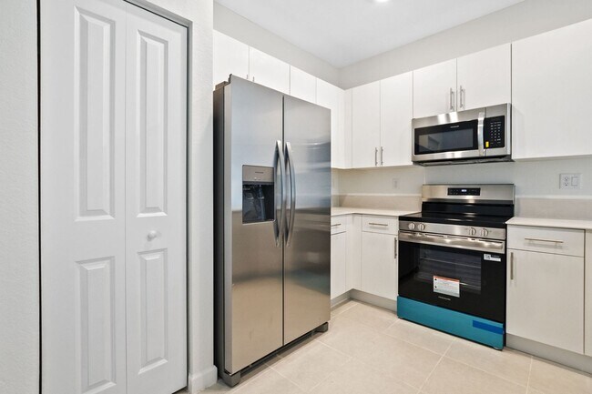 Building Photo - Modern 3-Bedroom Townhome with Private Backyard in Homestead