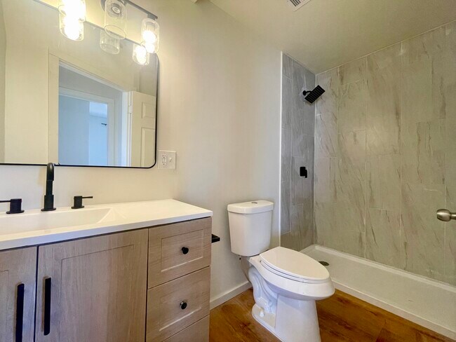 Building Photo - 209 W 2nd St