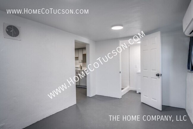 Building Photo - 940 E Florita St