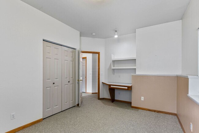 Building Photo - 4 Bedroom Townhome near campus