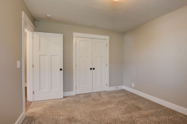 Building Photo - Fresh and Clean 3 bed/2 bath minutes from Exit 8.  Show Stopper!
