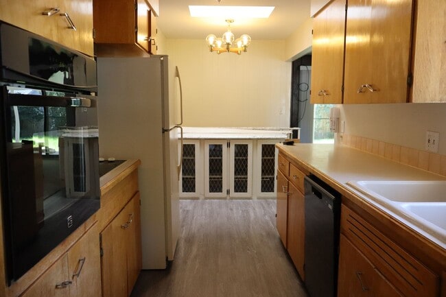 Building Photo - Spacious 3 Bedroom Home with Finished Base...
