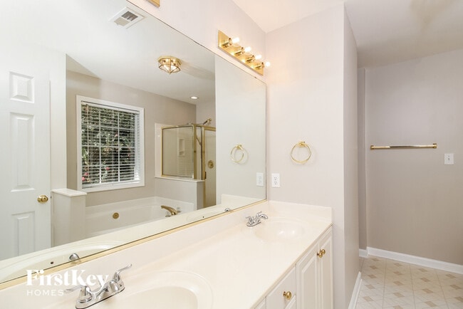 Building Photo - 501 Willowview Dr