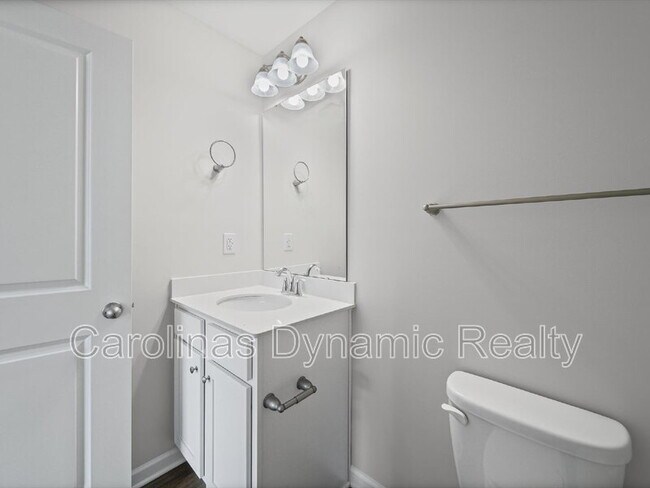 Building Photo - 914 S Battleground Ave