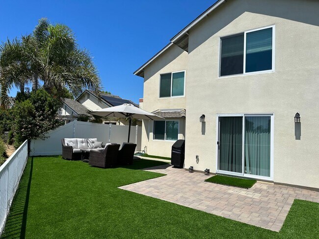 Building Photo - Modern & Gorgeous Private 2 BD / 1 BA Uppe...