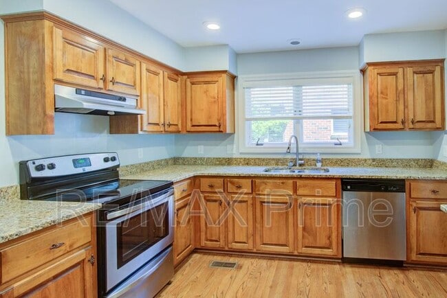 Building Photo - 1229 Llewellyn Ave