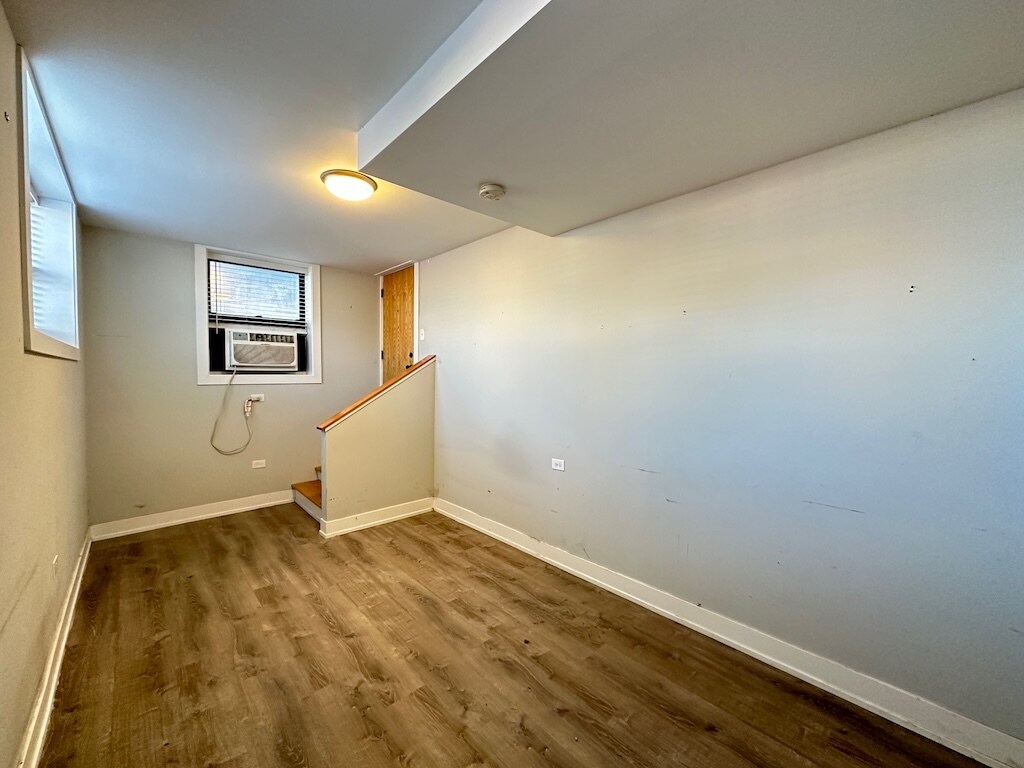 Building Photo - 712 W Brompton Ave