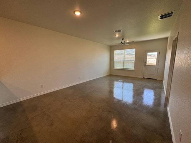 Building Photo - 636 Pacific Crest Trl