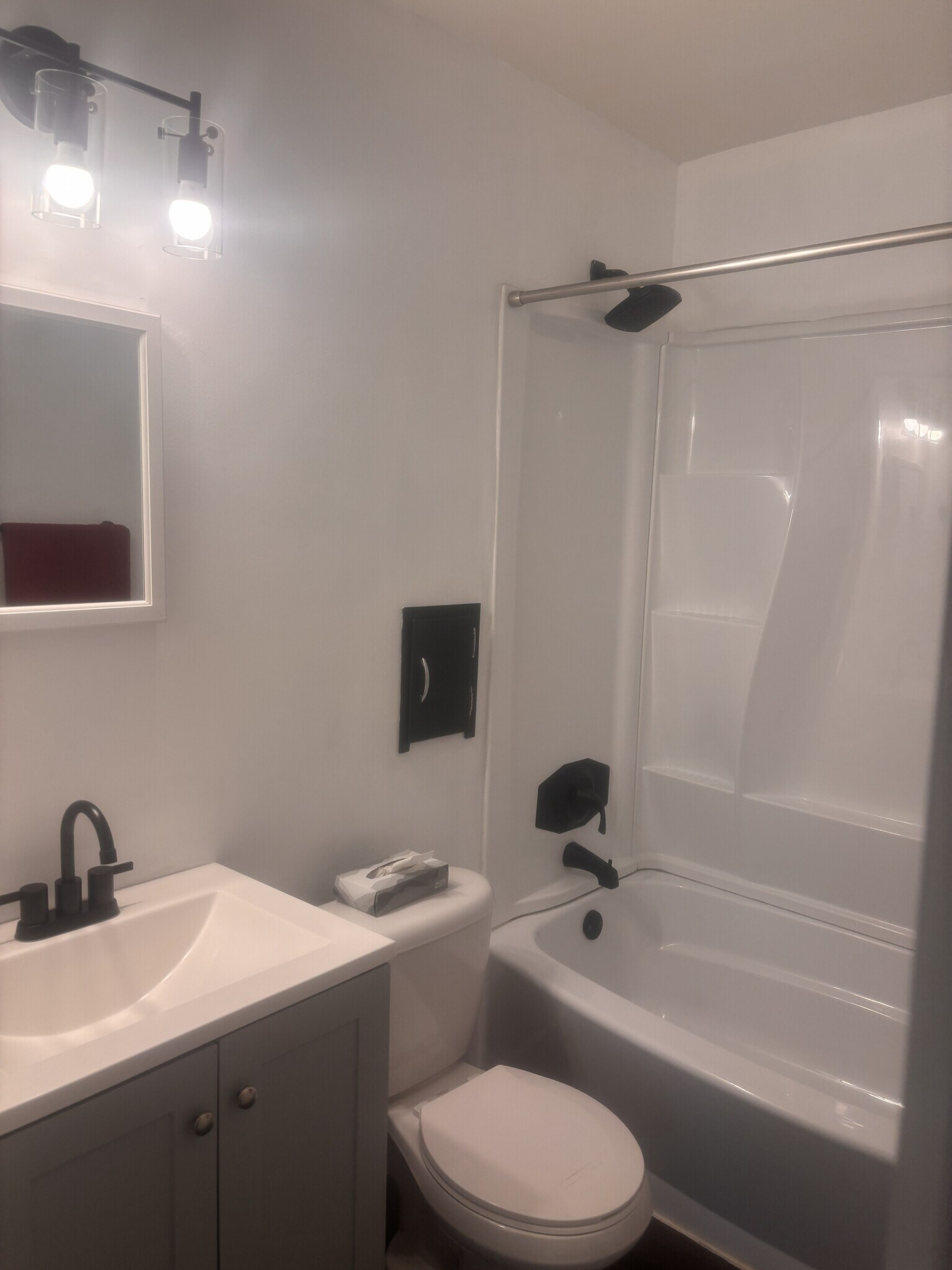 Full Bath - 1027 Michigan Ave
