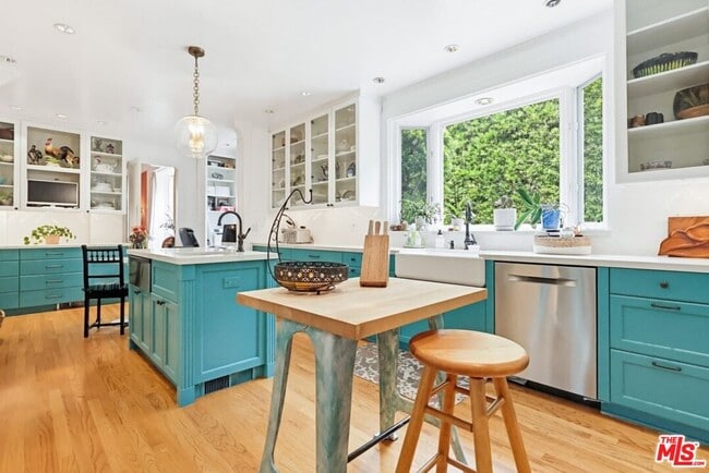 Building Photo - 516 S Rimpau Blvd