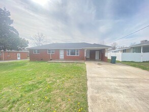 Building Photo - 404 Vosswood Dr