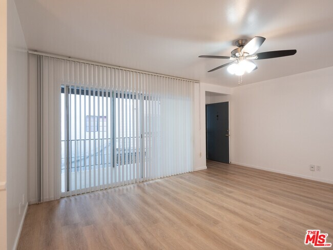 Building Photo - 422 Arnaz Dr