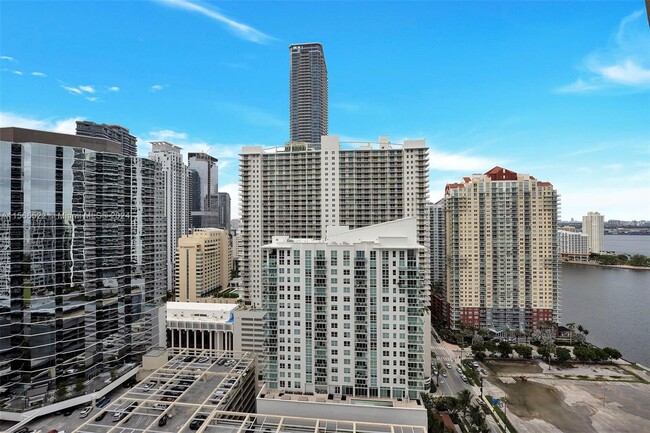 Building Photo - 1300 Brickell Bay Dr