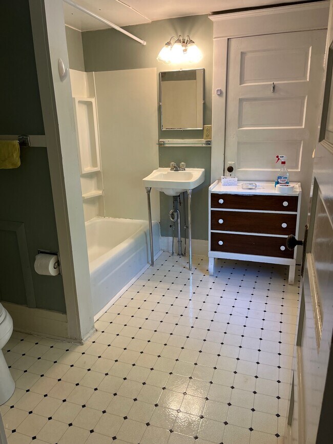 New bathfitter tub/shower - 19 Ward Plz