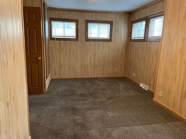 Building Photo - 327 Fairlawn Dr