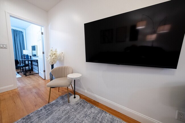 Building Photo - 302 E 104th St